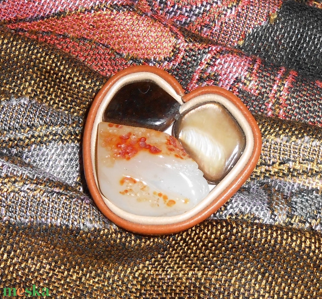 Karneol bőrbe foglalt bross - ékszer - kitűző és bross - kitűző - Meska.hu Karneol bőrbe foglalt bross - ékszer - kitűző és bross - kitűző - Meska.hu