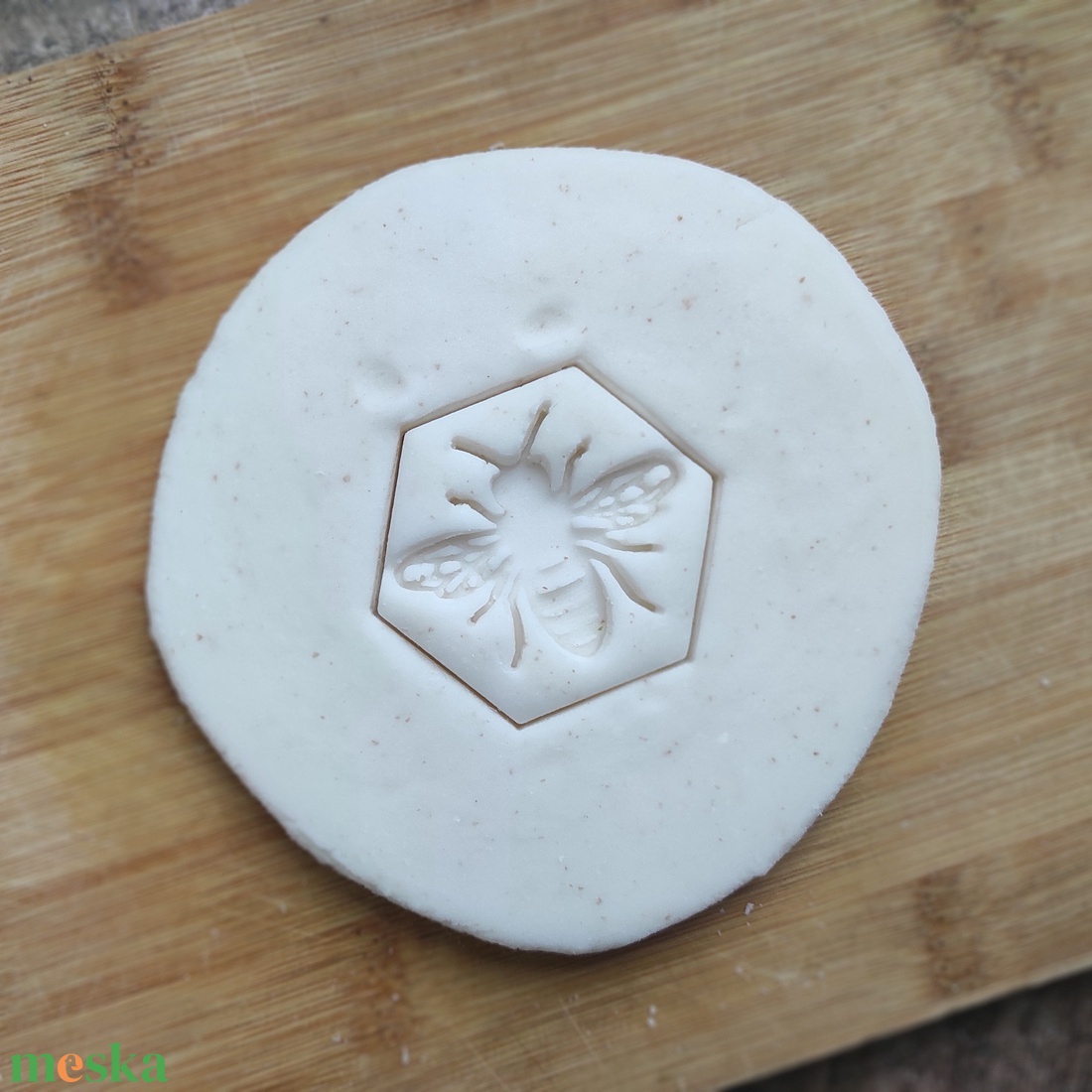 Méhecske témájú kiszúró � Többféle - otthon & életmód - konyhafelszerelés, tálalás - sütés, főzés - sütikiszúró - Meska.hu