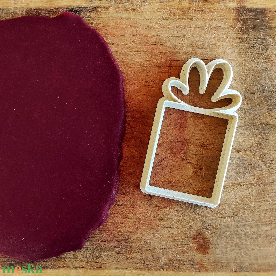 Ajándékcsomag alakú sütikiszúró - otthon & életmód - konyhafelszerelés, tálalás - sütés, főzés - sütikiszúró - Meska.hu