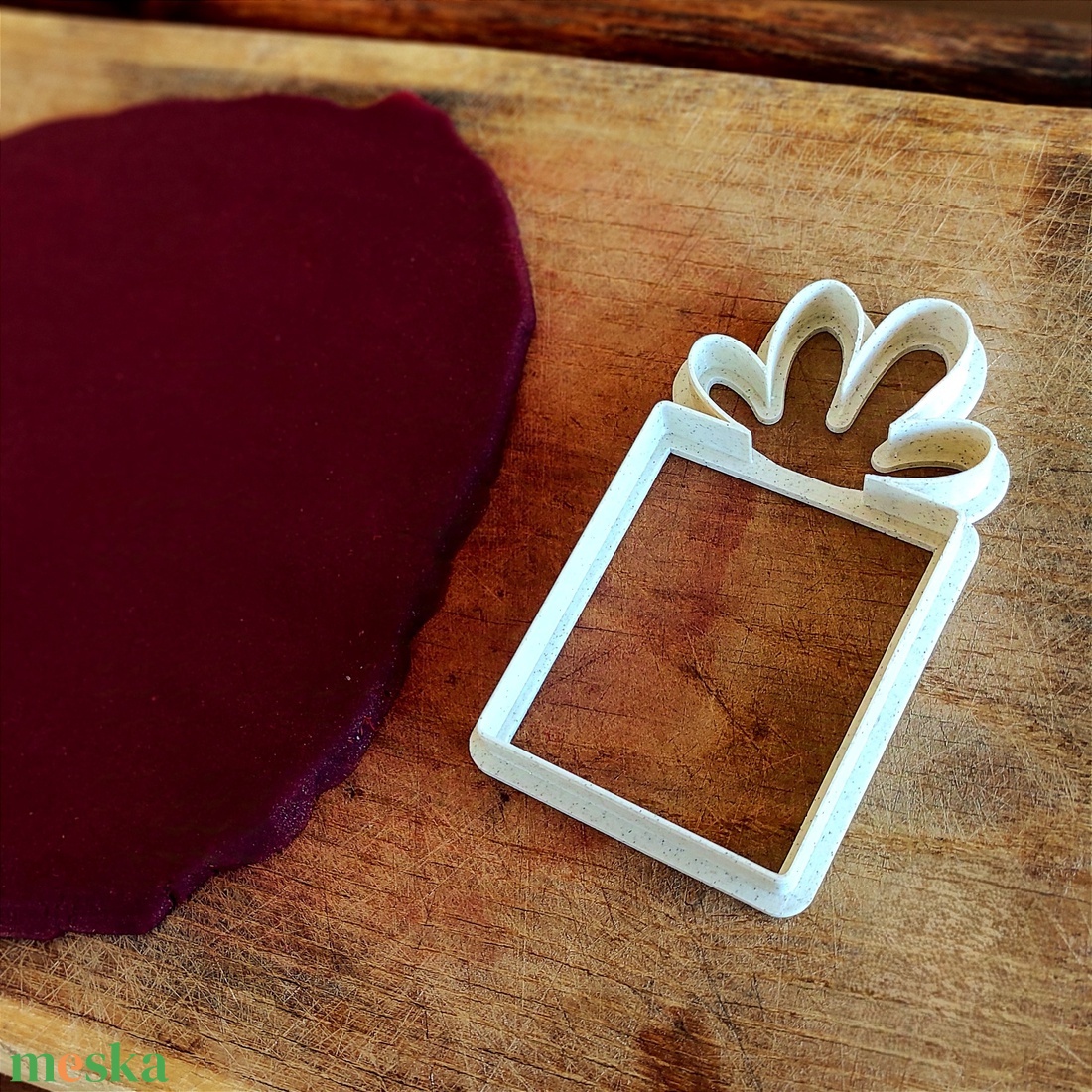 Ajándékcsomag alakú sütikiszúró - otthon & életmód - konyhafelszerelés, tálalás - sütés, főzés - sütikiszúró - Meska.hu