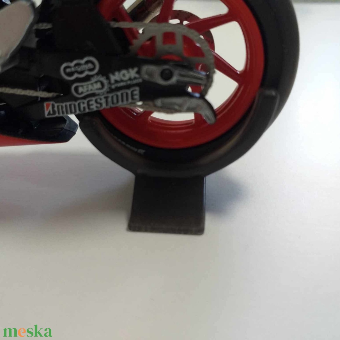 Motor makett / modell keréktámasz / emelvény - művészet - makett, modell - Meska.hu