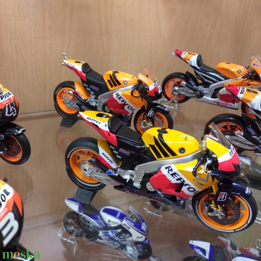 Motor makett / modell keréktámasz / emelvény - művészet - makett, modell - Meska.hu