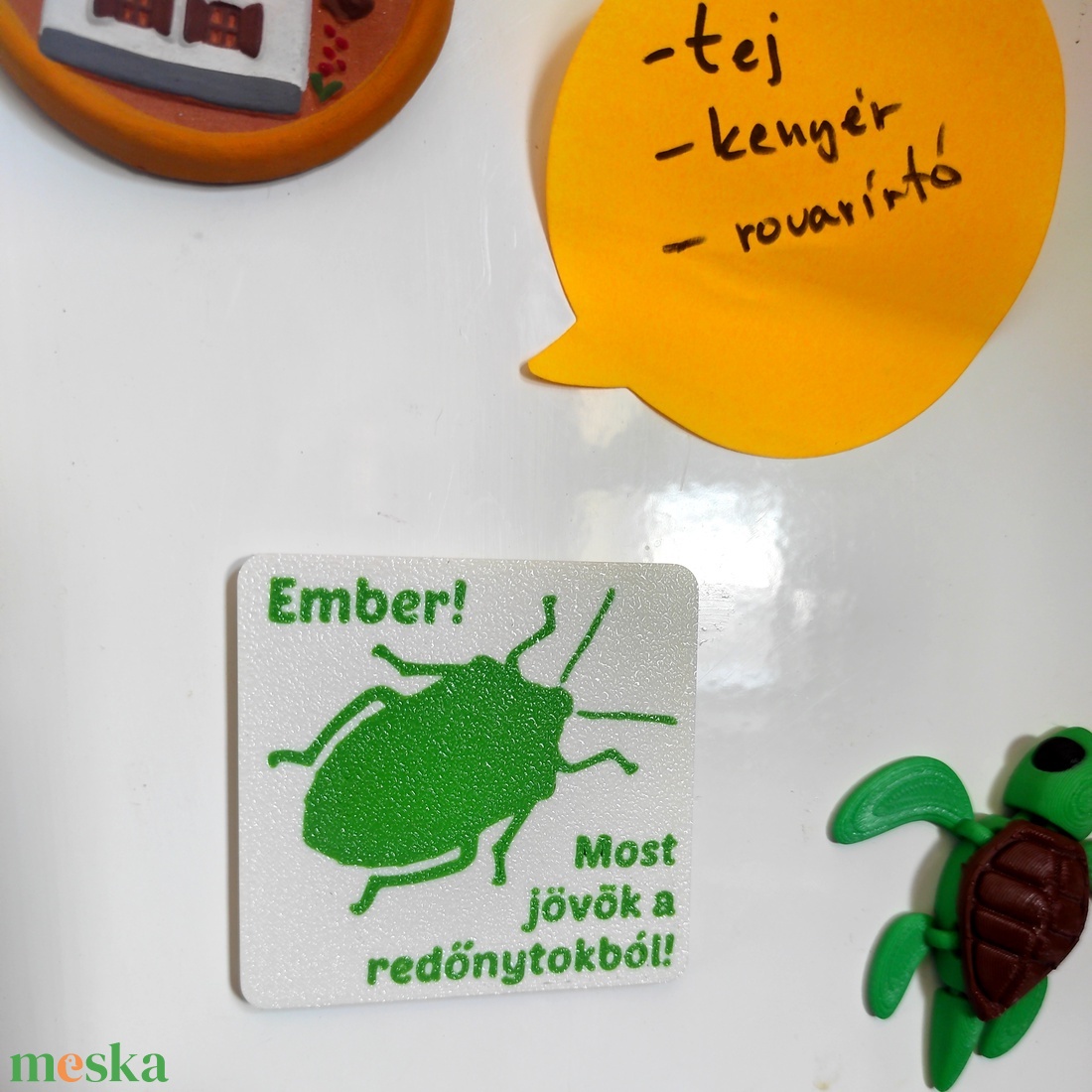 Ember! Most jövök a redőnytokból! - Poloska hűtőmágnes - otthon & életmód - konyhafelszerelés, tálalás - konyhai dekoráció - hűtőmágnes - Meska.hu