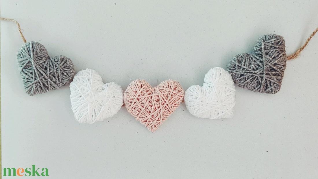 Fonal szív girland dekoráció - otthon & életmód - dekoráció - fali és függő dekoráció - girland, zászlófűzér - Meska.hu