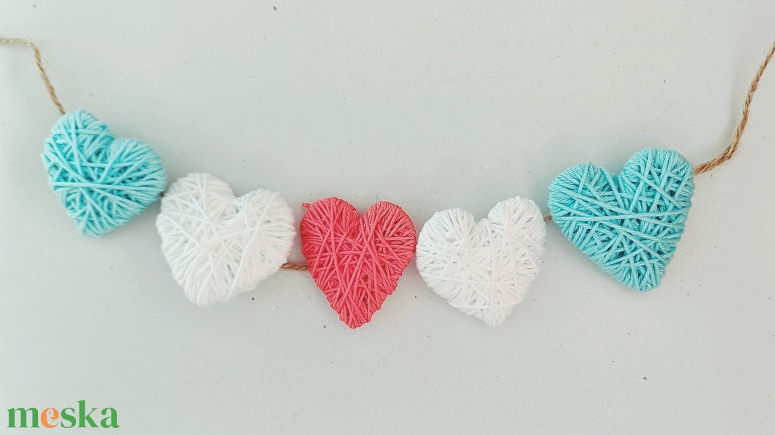 Fonal szív girland dekoráció - otthon & életmód - dekoráció - fali és függő dekoráció - girland, zászlófűzér - Meska.hu