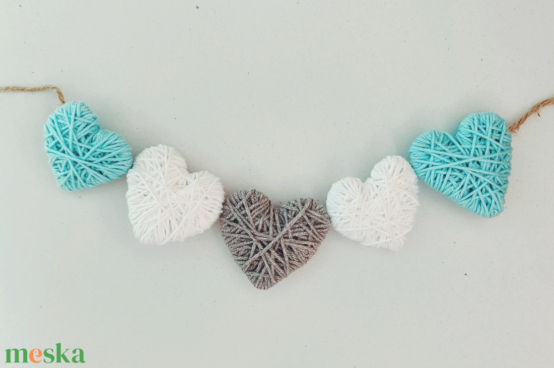 Fonal szív girland dekoráció - otthon & életmód - dekoráció - fali és függő dekoráció - girland, zászlófűzér - Meska.hu