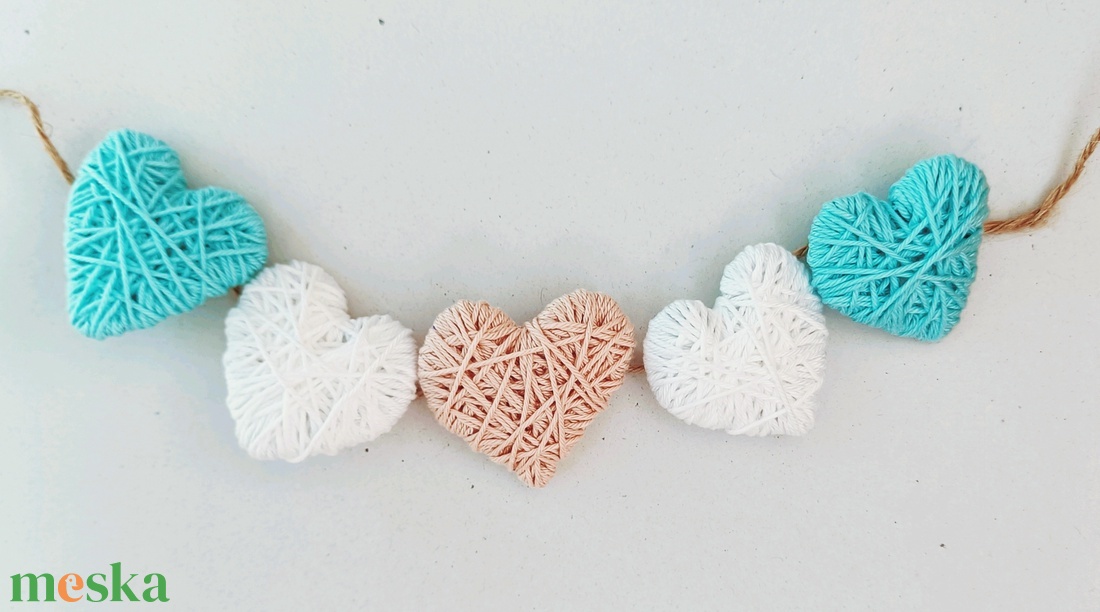 Fonal szív girland dekoráció - otthon & életmód - dekoráció - fali és függő dekoráció - girland, zászlófűzér - Meska.hu