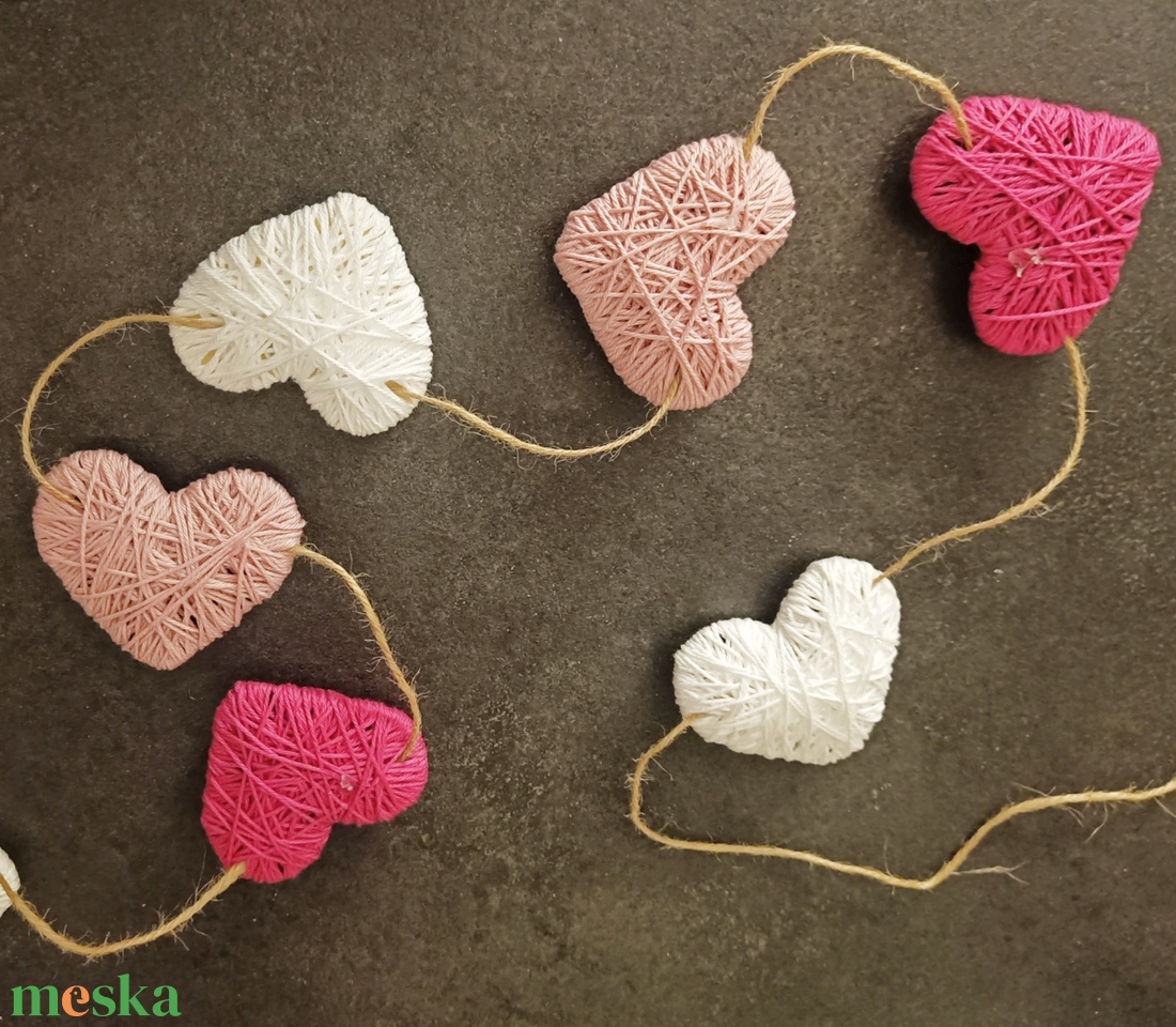 Fonal szív girland dekoráció - otthon & életmód - dekoráció - fali és függő dekoráció - girland, zászlófűzér - Meska.hu