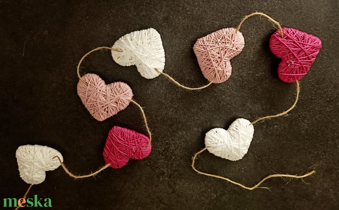 Fonal szív girland dekoráció - otthon & életmód - dekoráció - fali és függő dekoráció - girland, zászlófűzér - Meska.hu