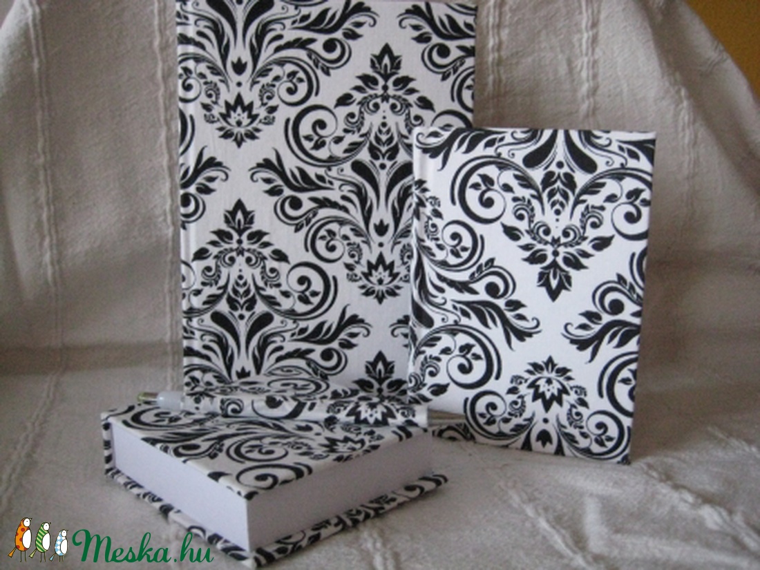 Fekete-fehér A/5-ös könyvecske+toll -  - Meska.hu