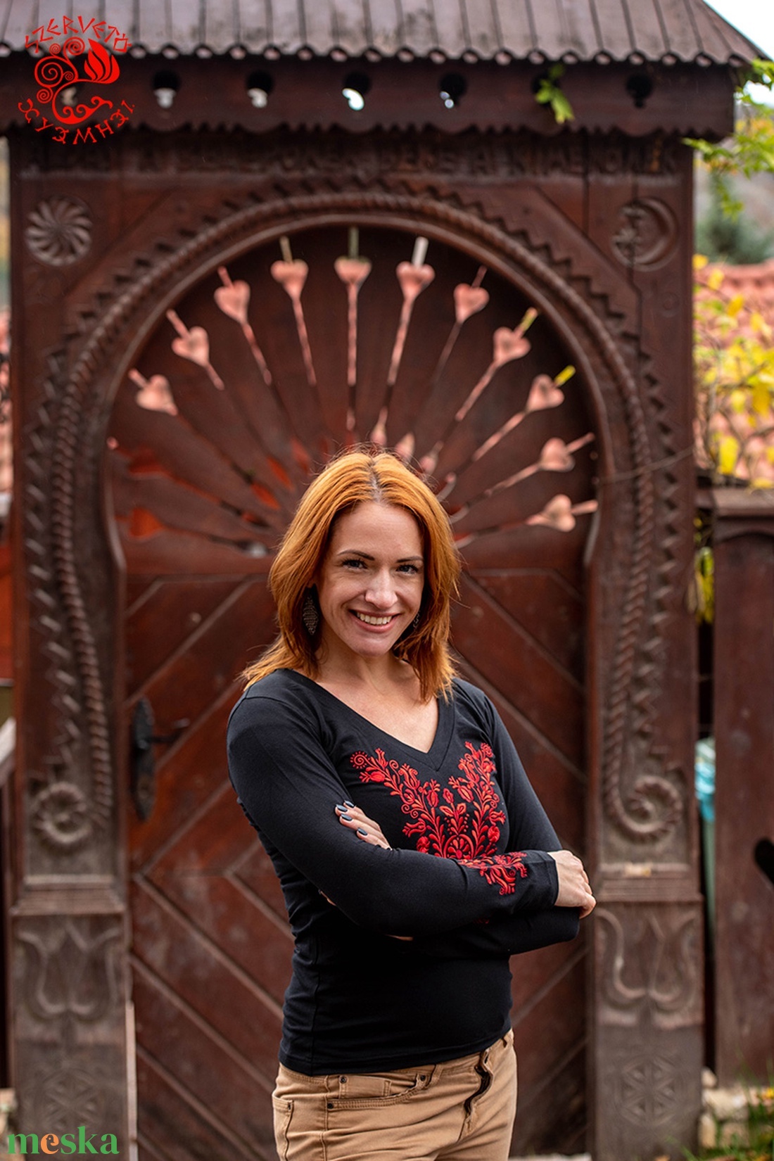 Szervető-jászsági V hosszú ujjú - fekete-piros - ruha & divat - női ruha - póló, felső - Meska.hu