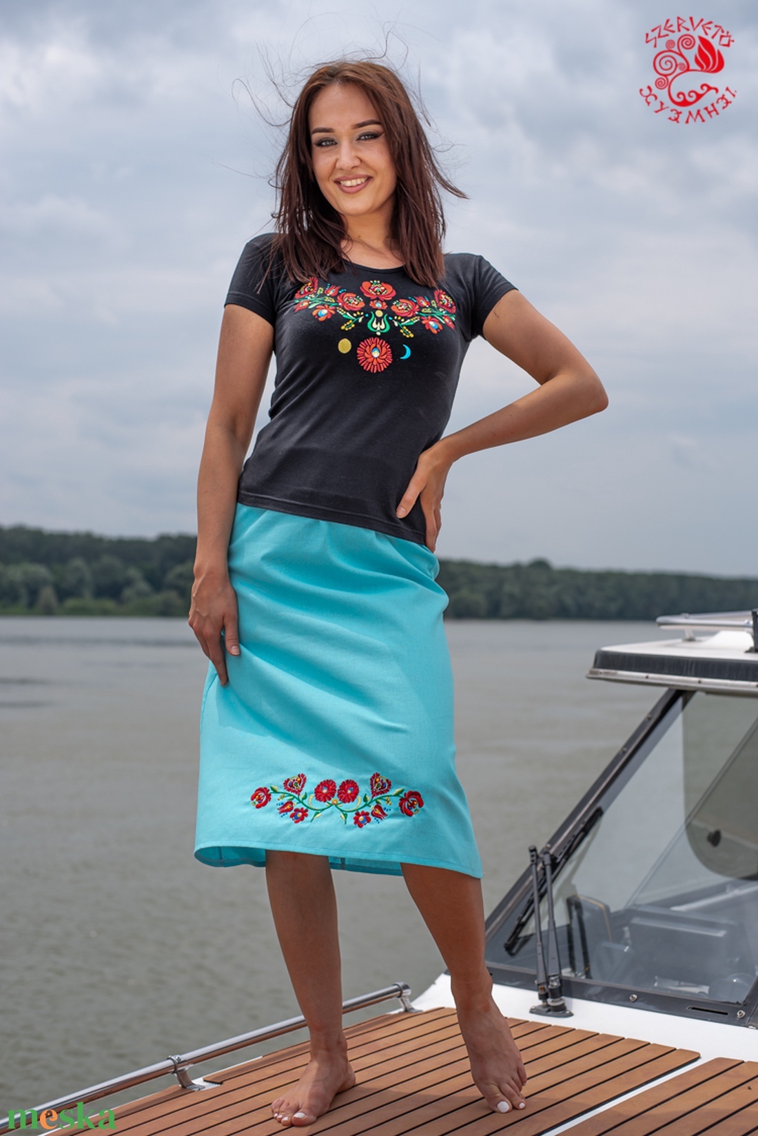 Szervető-matyó indás V póló - fekete - ruha & divat - női ruha - póló, felső - Meska.hu