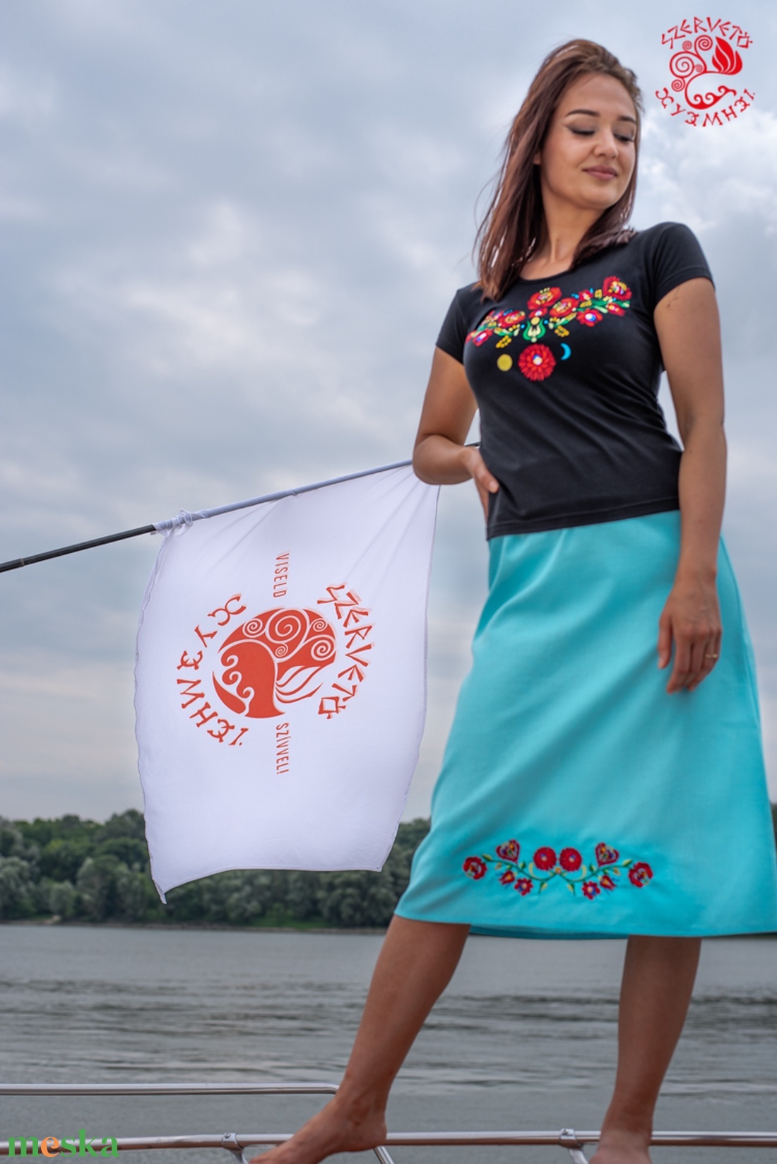 Szervető-matyó indás V póló - fekete - ruha & divat - női ruha - póló, felső - Meska.hu