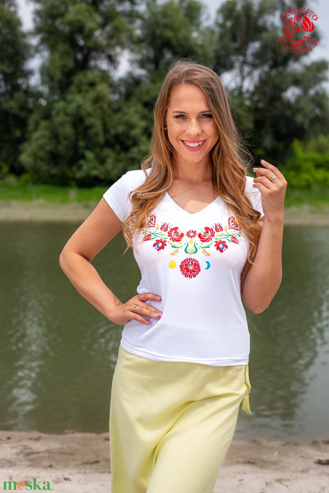 Szervető-matyó indás V póló - fehér - ruha & divat - női ruha - póló, felső - Meska.hu