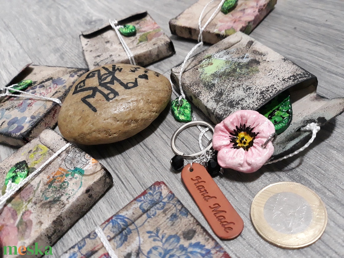 PoToDoRa � Kézműves agyagvirágos kulcstartó/táskadísz vintage dísztokban - táska & tok - kulcstartó & táskadísz - kulcstartó - Meska.hu