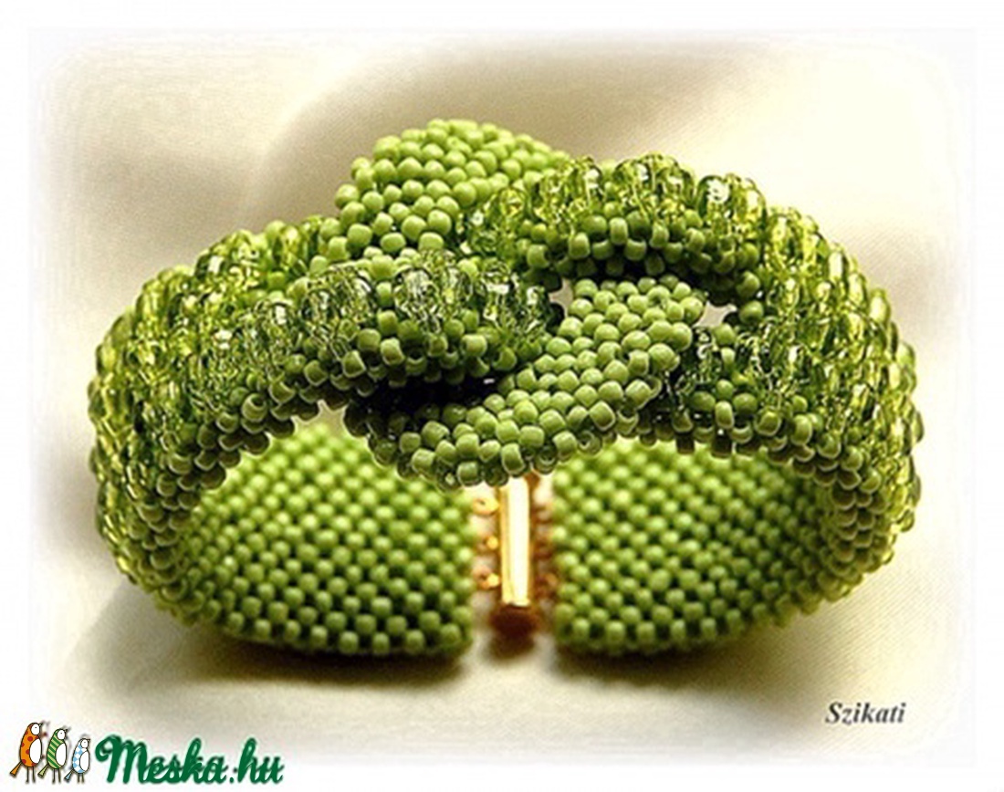 Bársonyos zöld gyöngyfűzött karkötő -  - Meska.hu