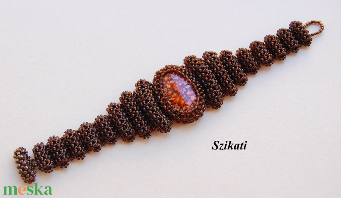 Elegáns barna fémmentes gyöngyfűzött karkötő - ékszer - karkötő - gyöngyös karkötő - Meska.hu