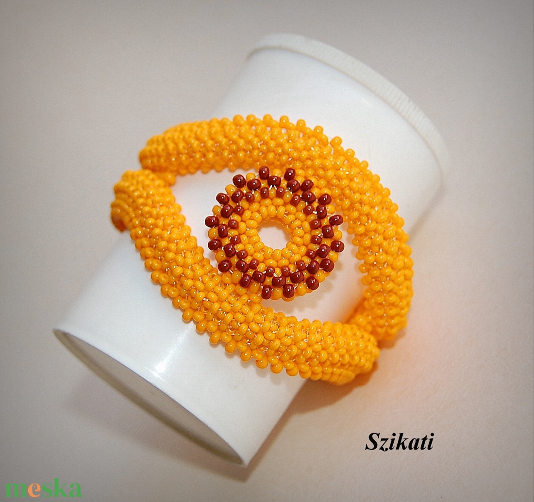 Napsárga barnával - fémmentes gyöngyfűzött karkötő - ékszer - karkötő - gyöngyös karkötő - Meska.hu