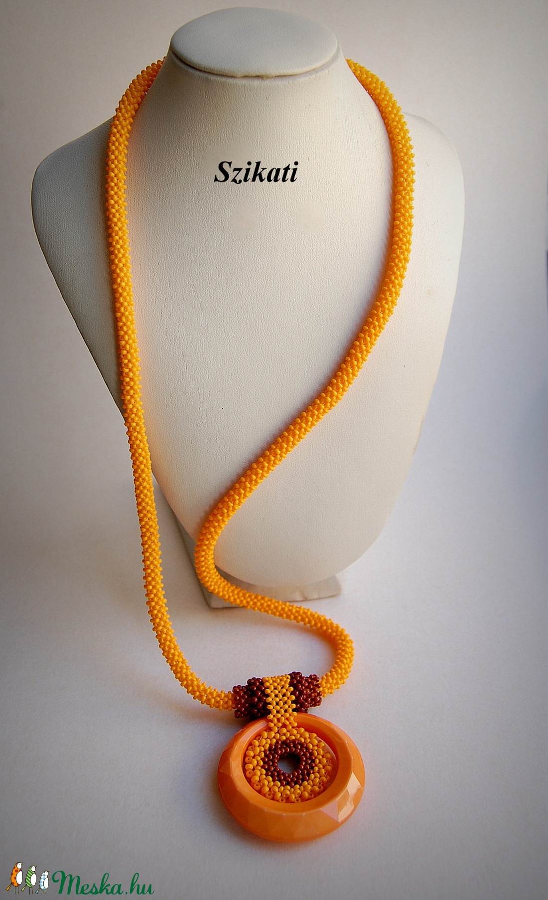 Hosszú sárga gyöngyfűzött nyaklánc medállal - ékszer - nyaklánc - hosszú nyaklánc - Meska.hu