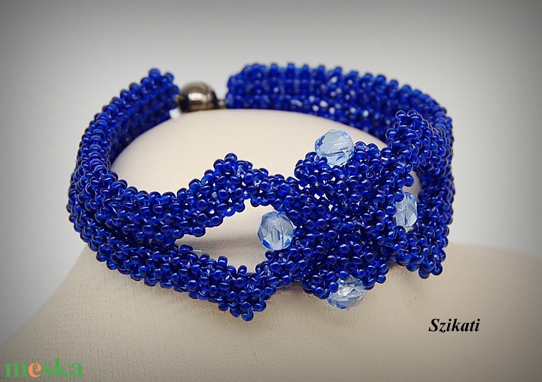 Királykék gyöngyfűzött karkötő - ékszer - karkötő - gyöngyös karkötő - Meska.hu