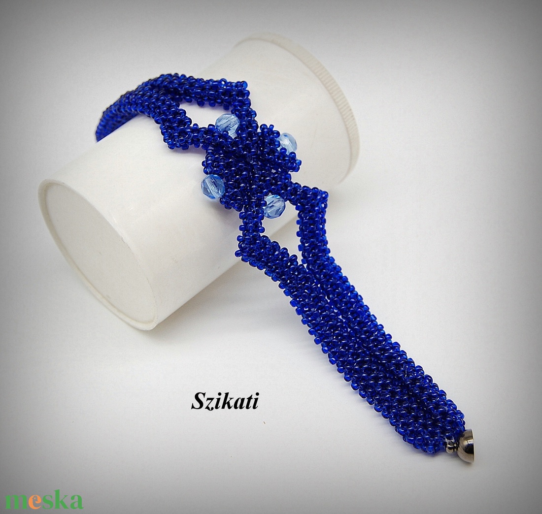 Királykék gyöngyfűzött karkötő - ékszer - karkötő - gyöngyös karkötő - Meska.hu