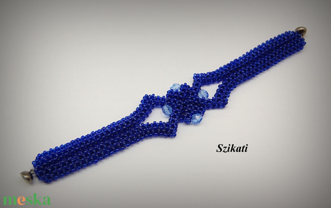 Királykék gyöngyfűzött karkötő - ékszer - karkötő - gyöngyös karkötő - Meska.hu