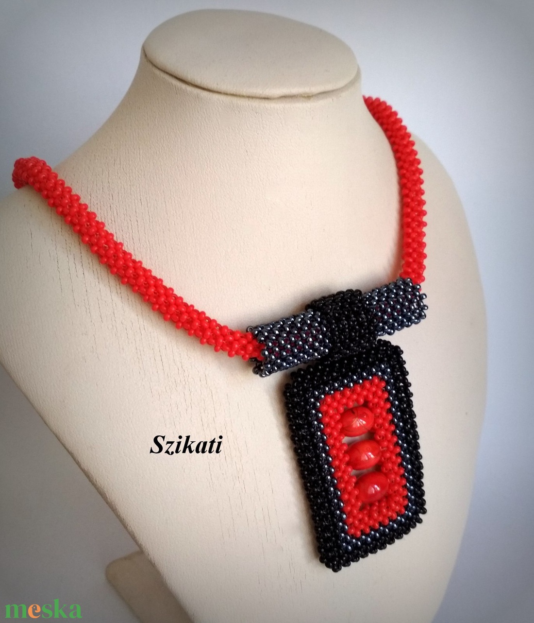 Piros - fekete gyöngyfűzött nyaklánc medállal - ékszer - nyaklánc - medálos nyaklánc - Meska.hu