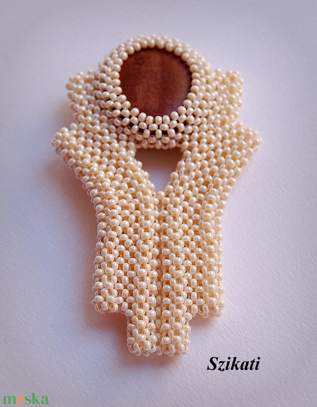 Beige barna gyöngyfűzött kitűző - ékszer - kitűző és bross - Meska.hu Beige barna gyöngyfűzött kitűző - ékszer - kitűző és bross - Meska.hu