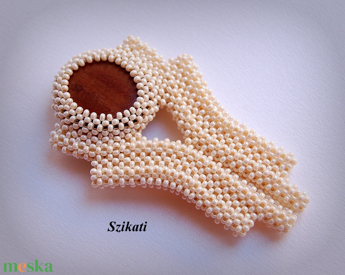 Beige barna gyöngyfűzött kitűző - ékszer - kitűző és bross - Meska.hu Beige barna gyöngyfűzött kitűző - ékszer - kitűző és bross - Meska.hu