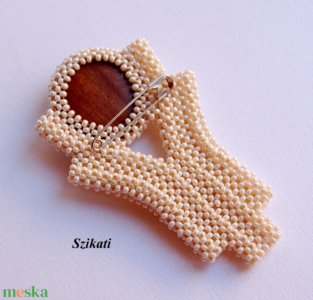 Beige barna gyöngyfűzött kitűző - ékszer - kitűző és bross - Meska.hu Beige barna gyöngyfűzött kitűző - ékszer - kitűző és bross - Meska.hu