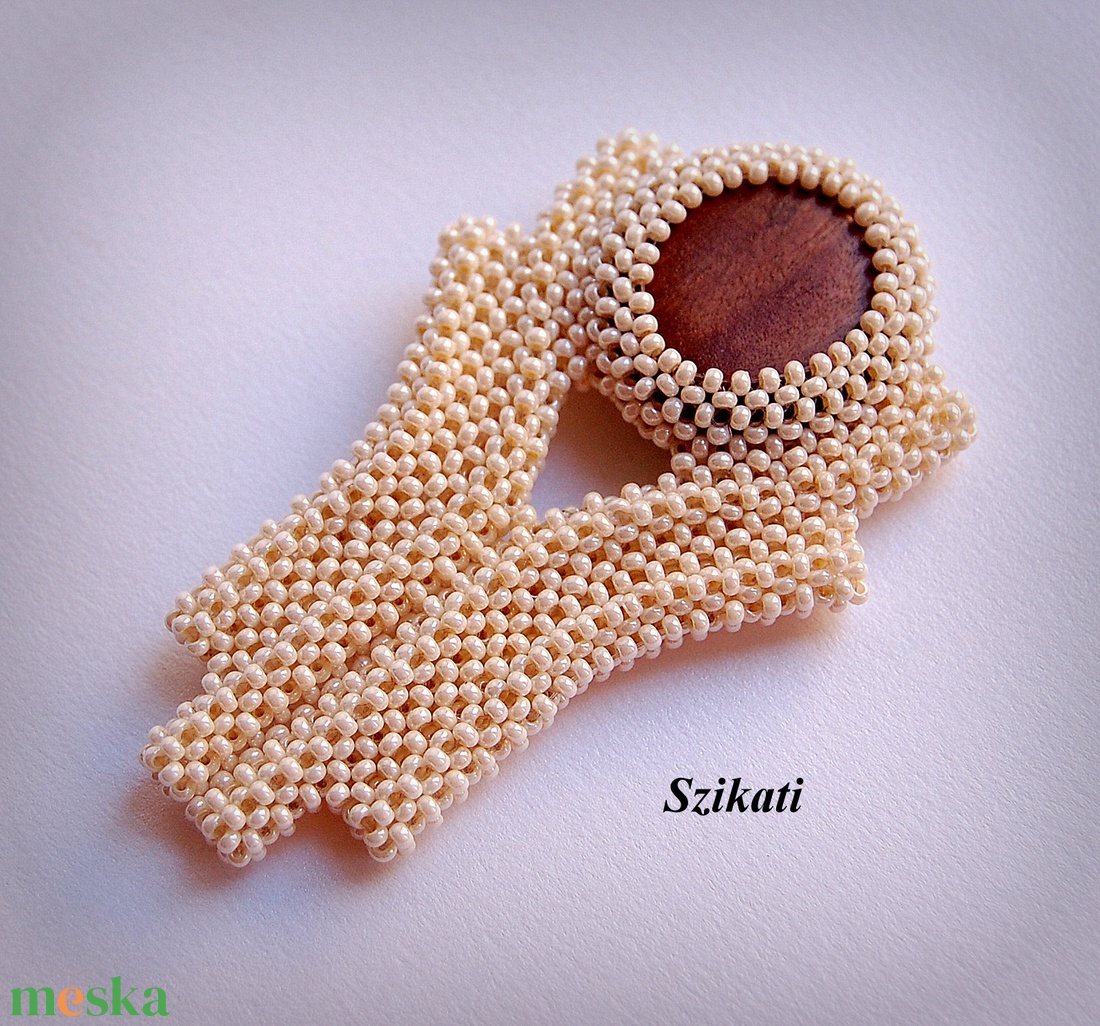 Beige barna gyöngyfűzött kitűző - ékszer - kitűző és bross - Meska.hu Beige barna gyöngyfűzött kitűző - ékszer - kitűző és bross - Meska.hu
