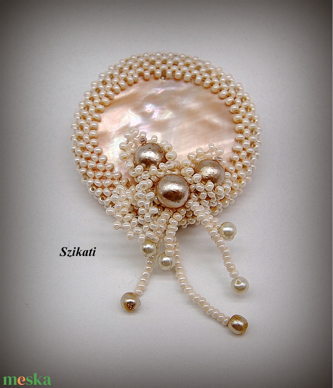Beige gyöngyfűzött kitűző - ékszer - kitűző és bross - kitűző - Meska.hu