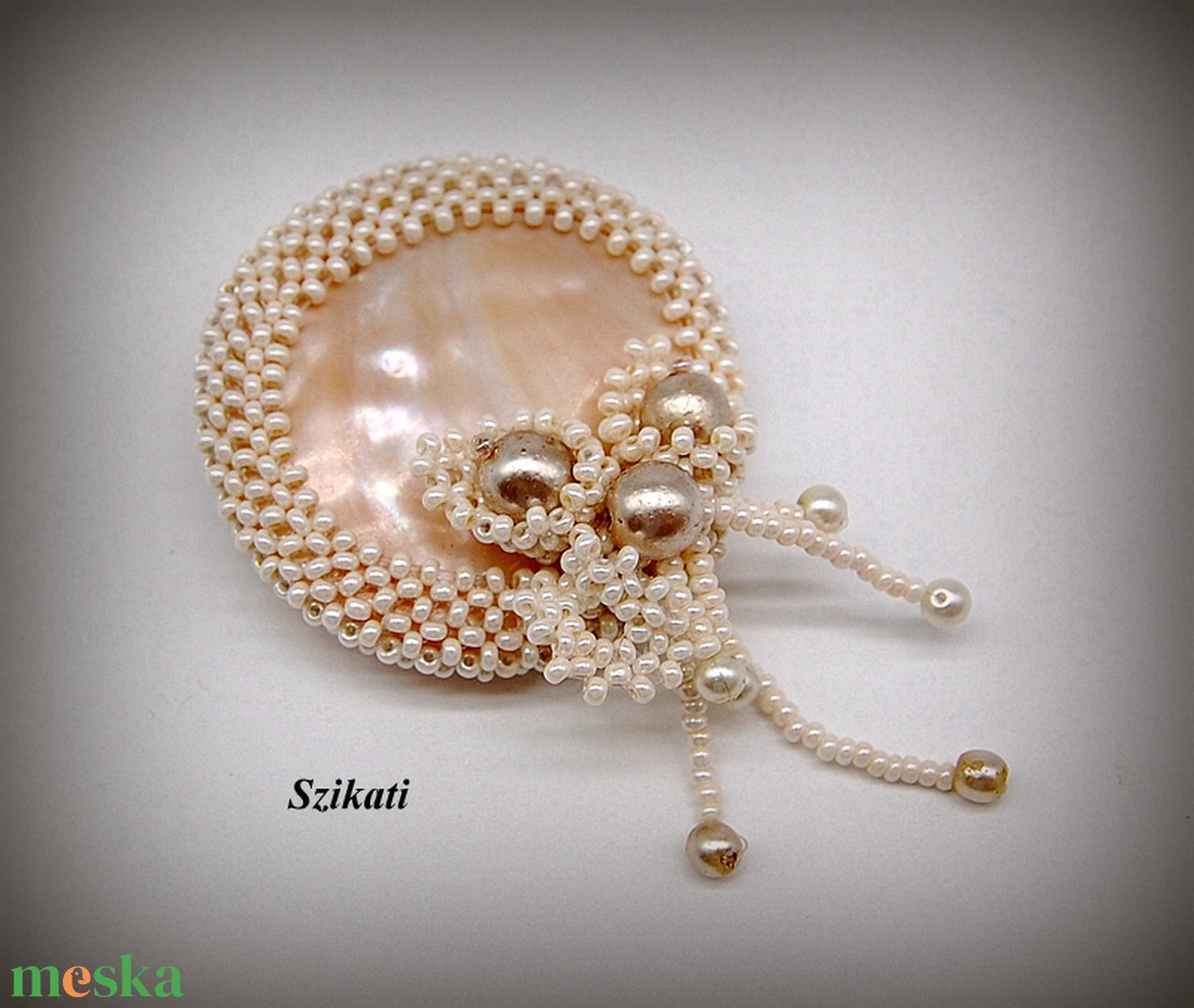 Beige gyöngyfűzött kitűző - ékszer - kitűző és bross - kitűző - Meska.hu