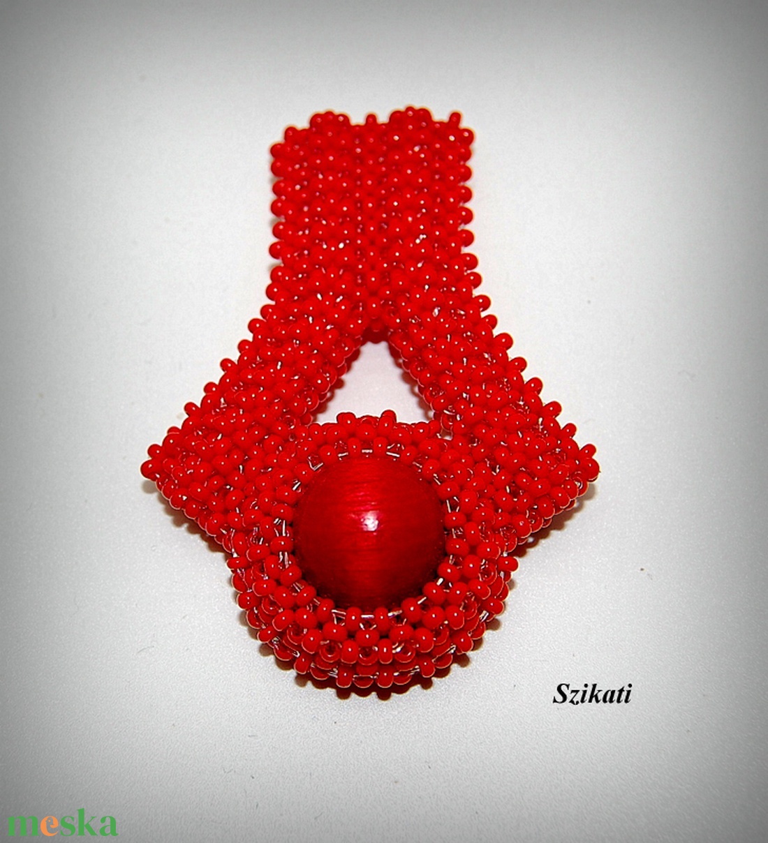 Piros gyöngyfűzött kitűző - ékszer - kitűző és bross - Meska.hu