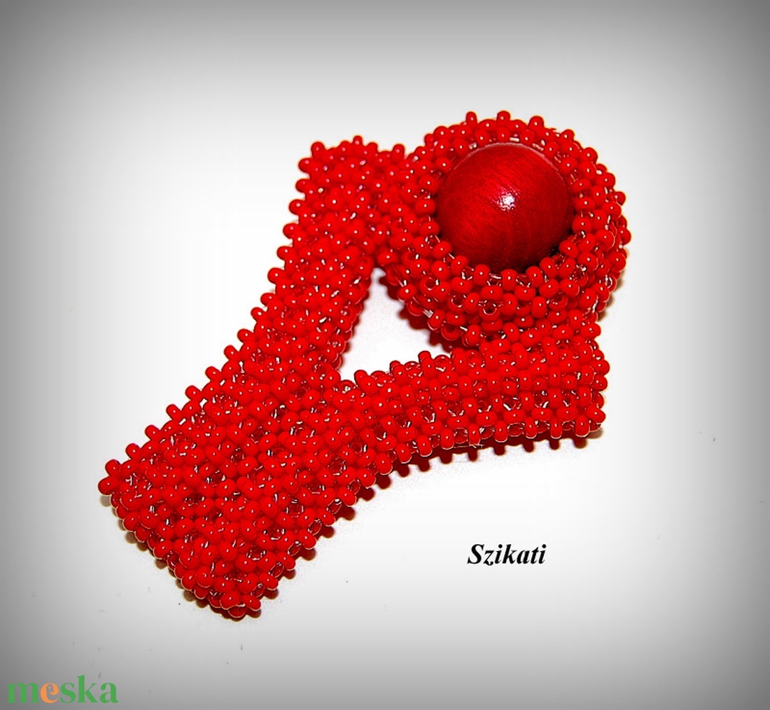 Piros gyöngyfűzött kitűző - ékszer - kitűző és bross - Meska.hu