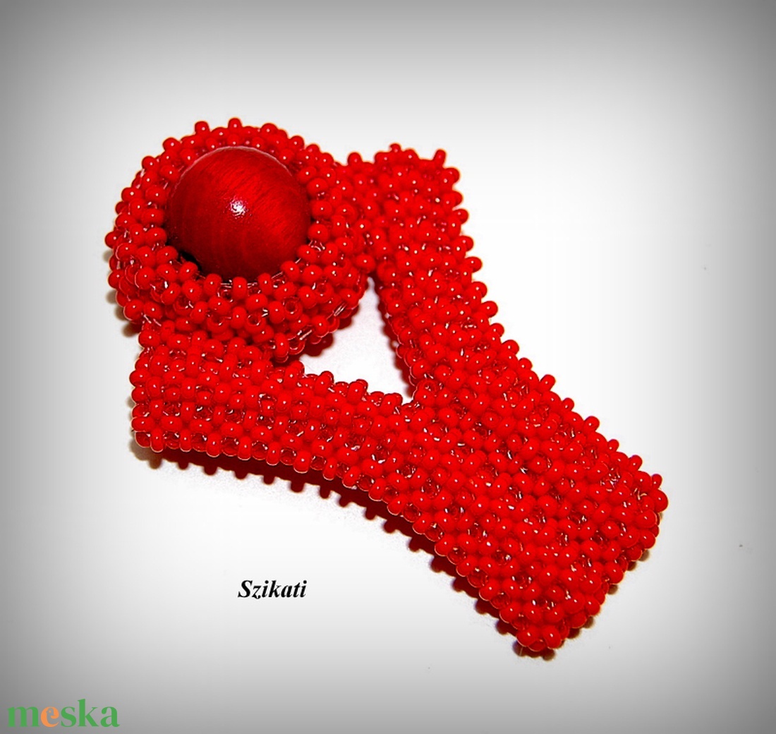 Piros gyöngyfűzött kitűző - ékszer - kitűző és bross - Meska.hu