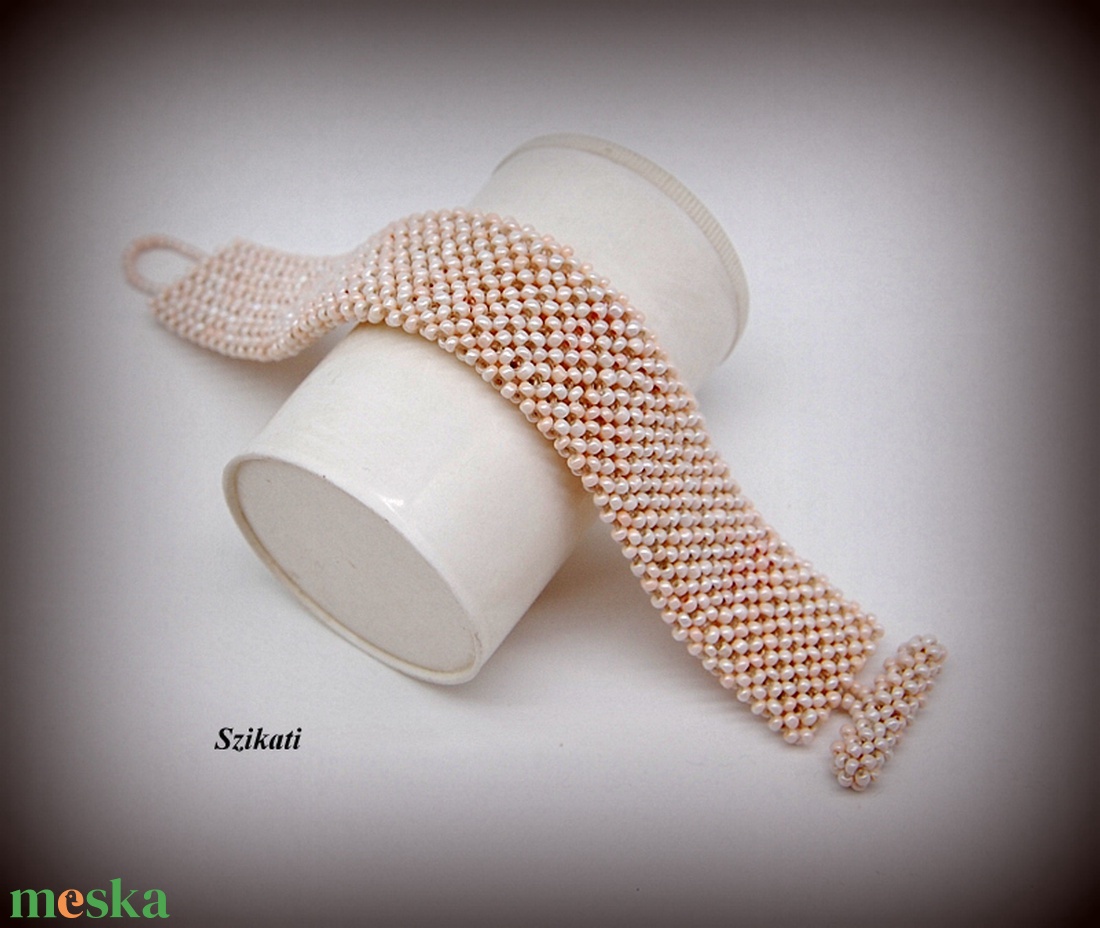 Beige fémmentes gyöngyfűzött karkötő - ékszer - karkötő - gyöngyös karkötő - Meska.hu Beige fémmentes gyöngyfűzött karkötő - ékszer - karkötő - gyöngyös karkötő - Meska.hu