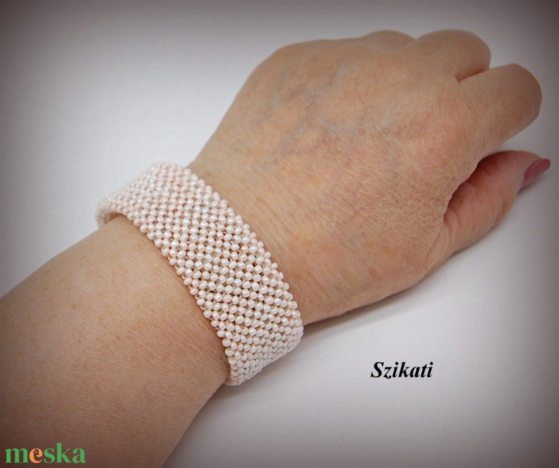 Beige fémmentes gyöngyfűzött karkötő - ékszer - karkötő - gyöngyös karkötő - Meska.hu Beige fémmentes gyöngyfűzött karkötő - ékszer - karkötő - gyöngyös karkötő - Meska.hu