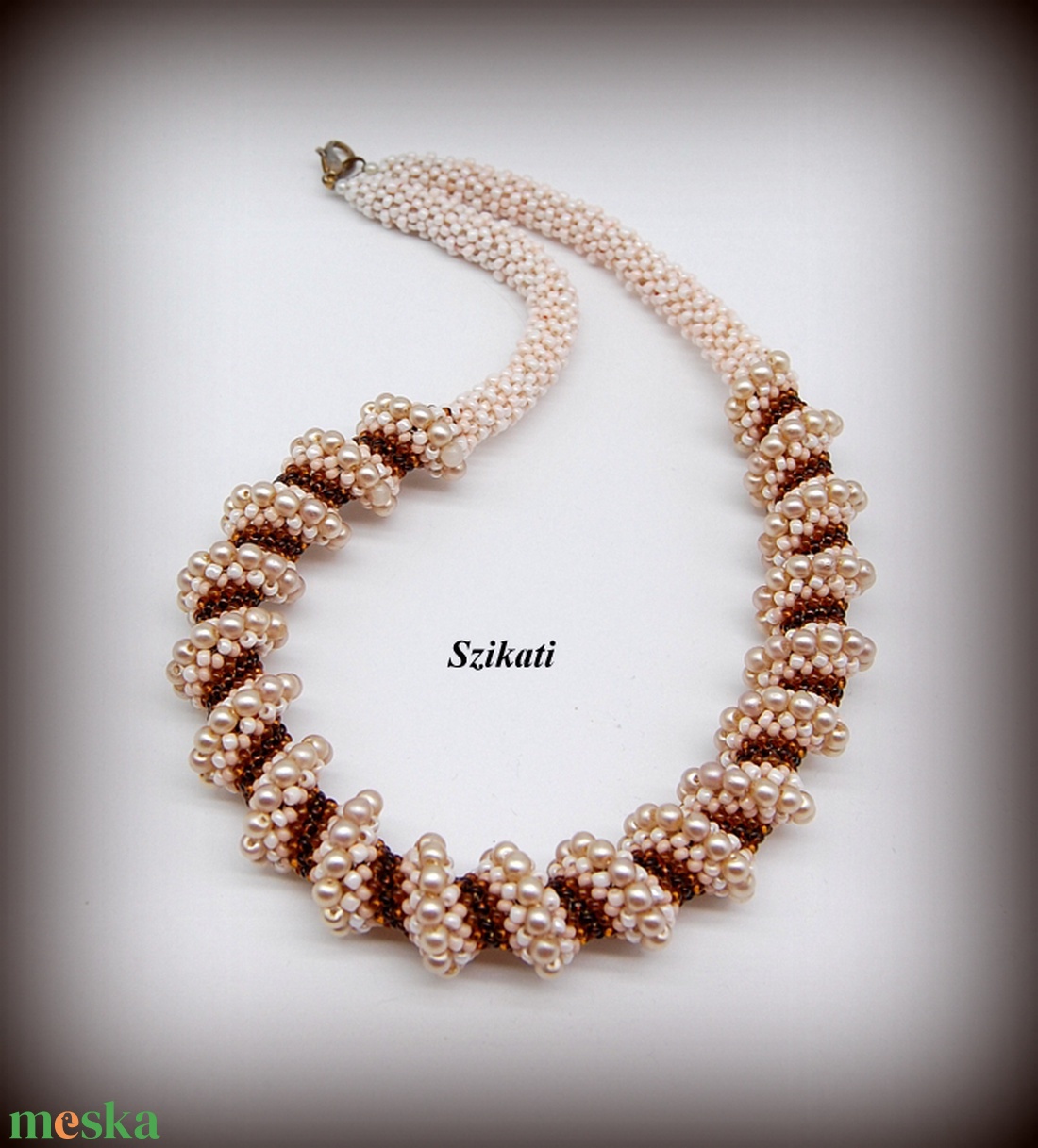 Beige - barna gyöngyfűzött nyakék  - ékszer - nyaklánc - gyöngyös nyaklánc - Meska.hu