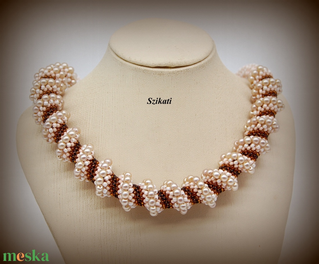 Beige - barna gyöngyfűzött nyakék  - ékszer - nyaklánc - gyöngyös nyaklánc - Meska.hu