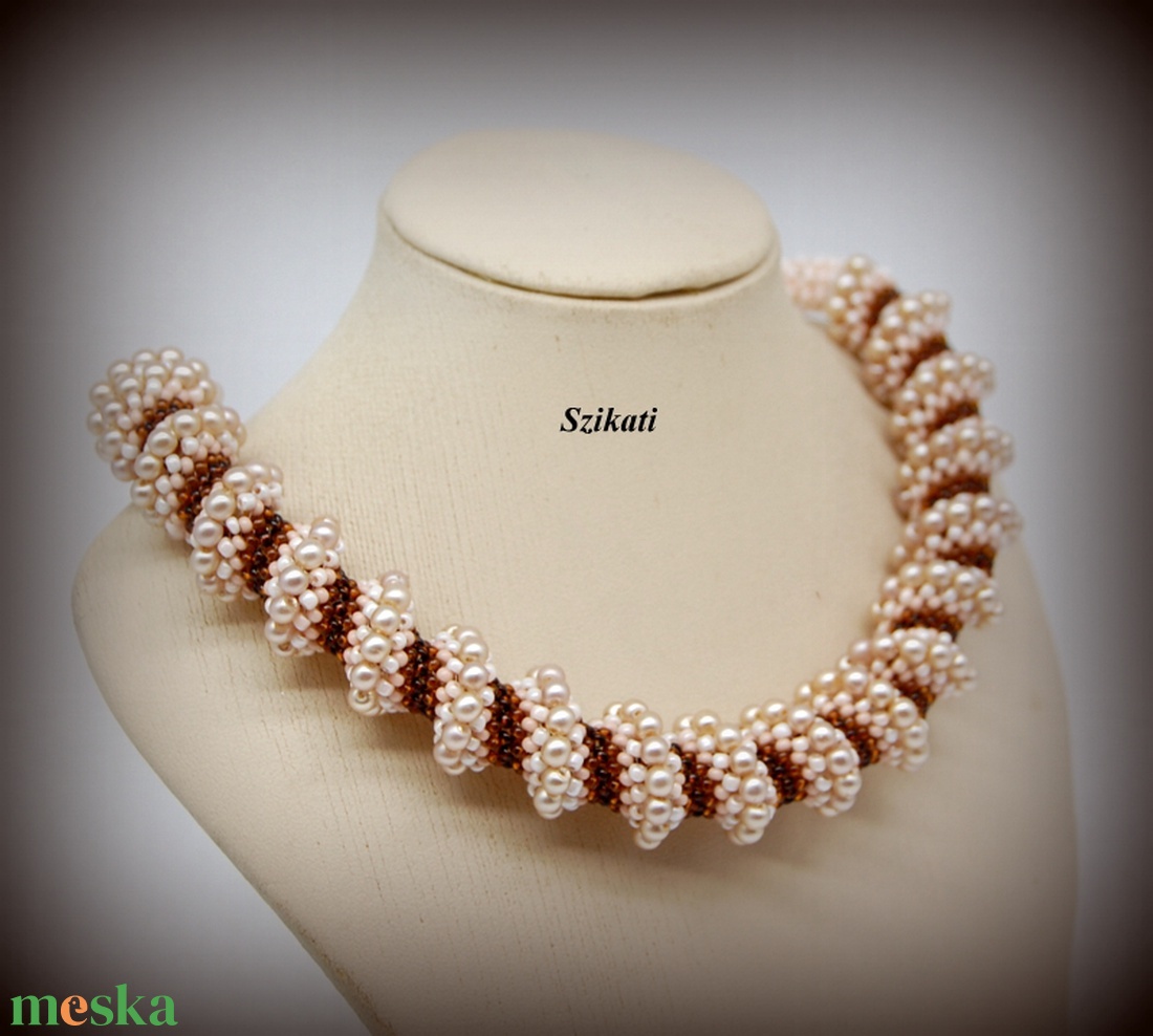 Beige - barna gyöngyfűzött nyakék  - ékszer - nyaklánc - gyöngyös nyaklánc - Meska.hu