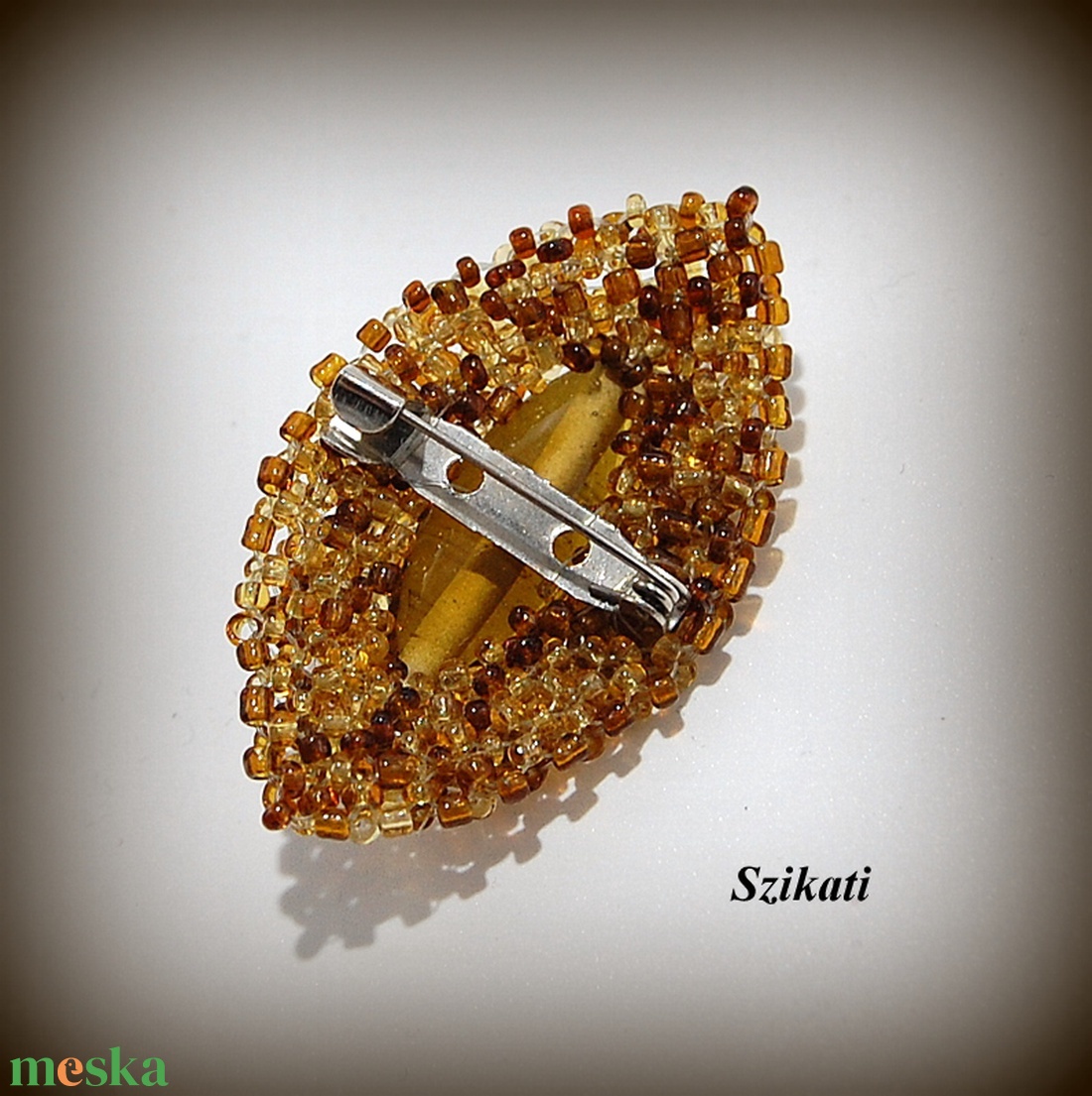 Barna gyöngyfűzött ovális kitűző - ékszer - kitűző és bross - Meska.hu Barna gyöngyfűzött ovális kitűző - ékszer - kitűző és bross - Meska.hu