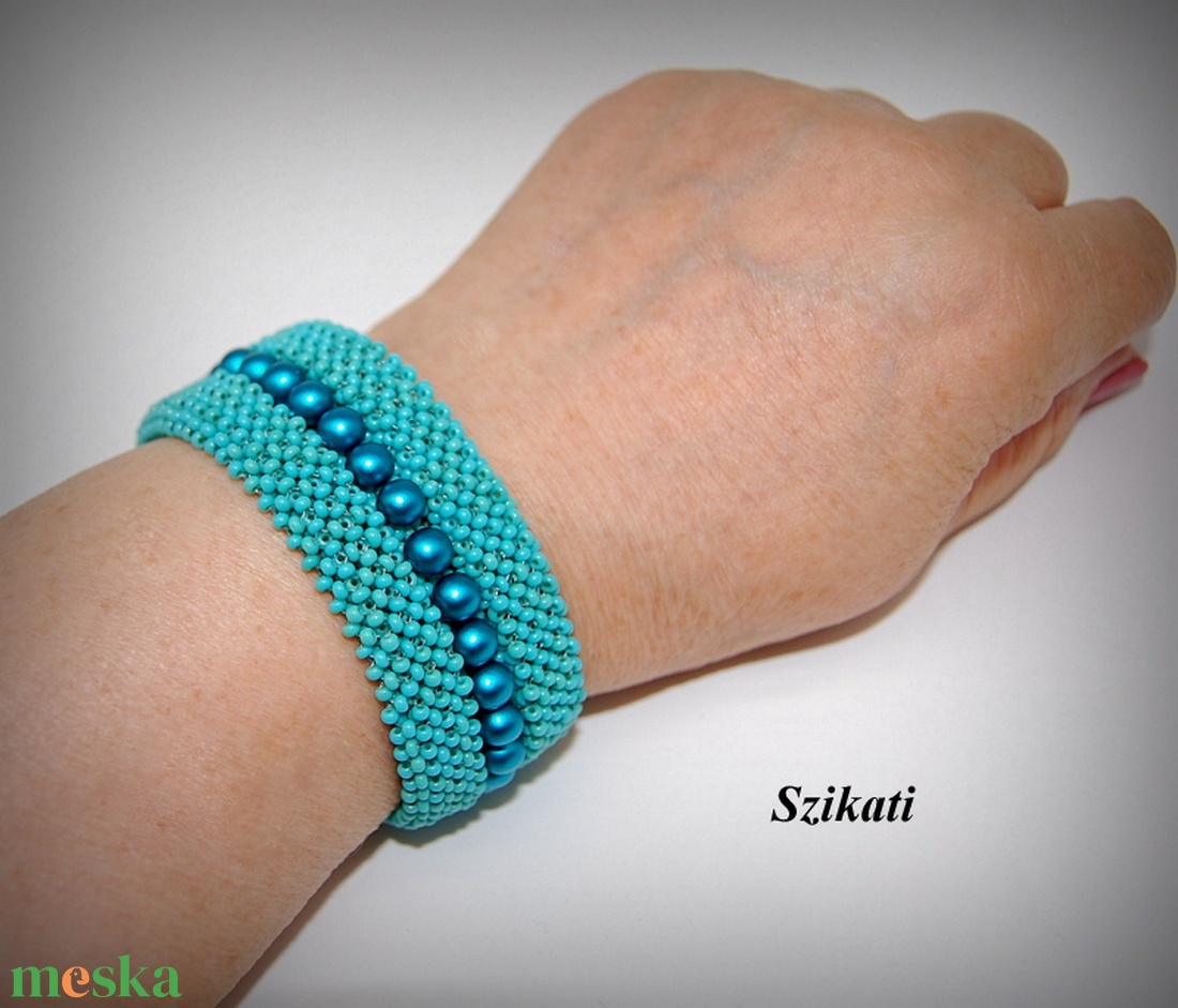 Türkiz fémmentes gyöngyfűzött karkötő pávakék teklagyönggyel - ékszer - karkötő - gyöngyös karkötő - Meska.hu Türkiz fémmentes gyöngyfűzött karkötő pávakék teklagyönggyel - ékszer - karkötő - gyöngyös karkötő - Meska.hu