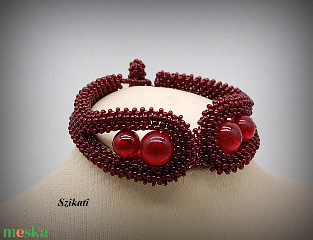 Bordó fémmentes gyöngyfűzött karkötő - ékszer - karkötő - gyöngyös karkötő - Meska.hu