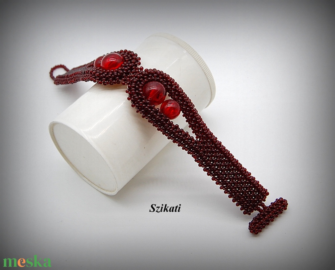 Bordó fémmentes gyöngyfűzött karkötő - ékszer - karkötő - gyöngyös karkötő - Meska.hu