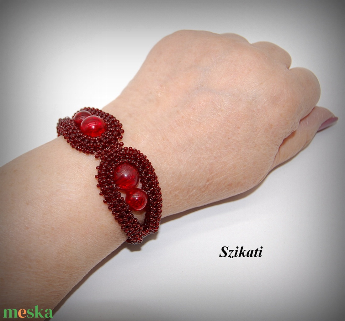 Bordó fémmentes gyöngyfűzött karkötő - ékszer - karkötő - gyöngyös karkötő - Meska.hu