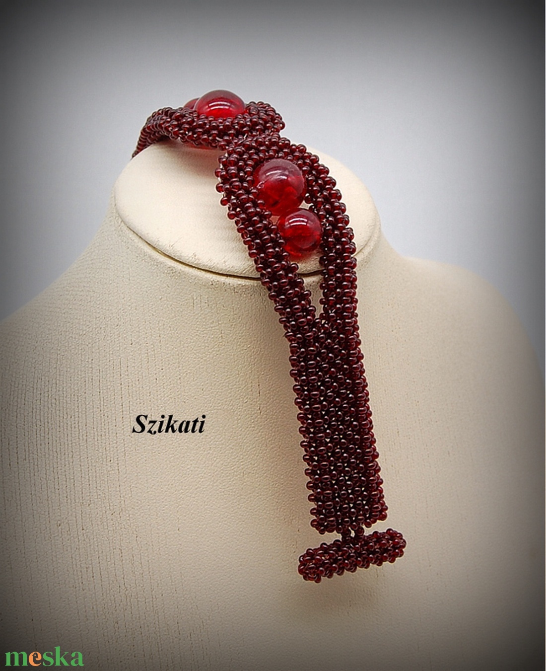Bordó fémmentes gyöngyfűzött karkötő - ékszer - karkötő - gyöngyös karkötő - Meska.hu
