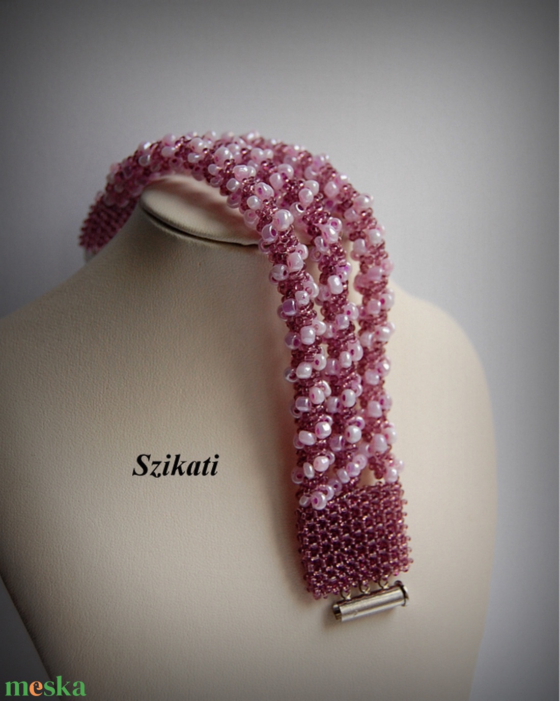 Többsoros lila gyöngyfűzött karkötő - ékszer - karkötő - széles karkötő - Meska.hu