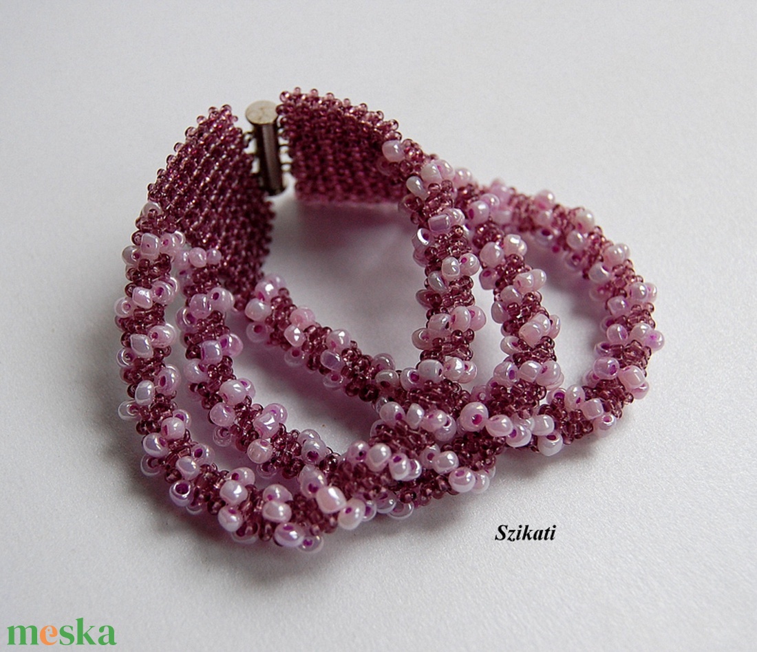 Többsoros lila gyöngyfűzött karkötő - ékszer - karkötő - széles karkötő - Meska.hu
