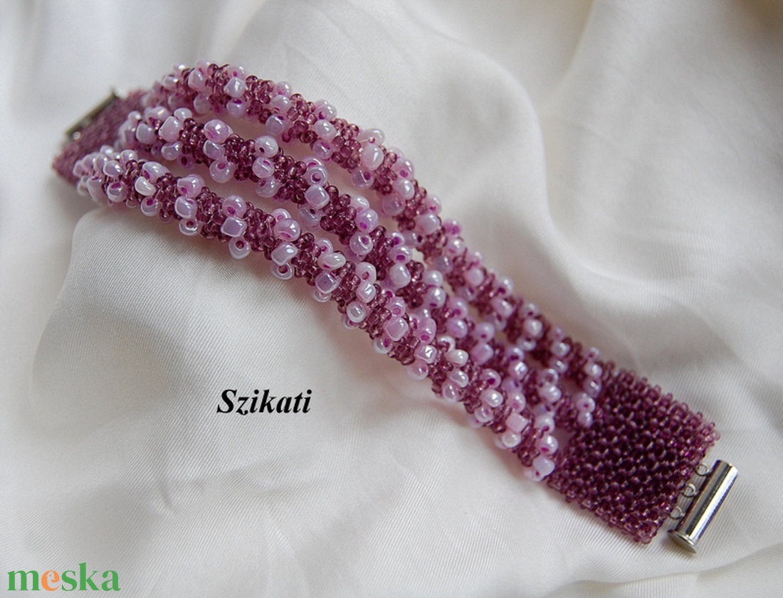 Többsoros lila gyöngyfűzött karkötő - ékszer - karkötő - széles karkötő - Meska.hu